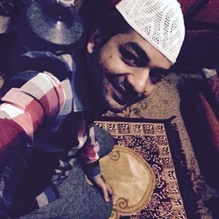 TÜRKİYE BU REZALETİ KONUŞUYOR! NAMAZ KILIYORMUŞ GİBİ GÖZÜKÜYOR AMA ASLINDA BU KIZ...