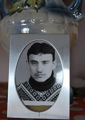 Şöhreti De Parayı Da Kardeşine Kaptırdı!