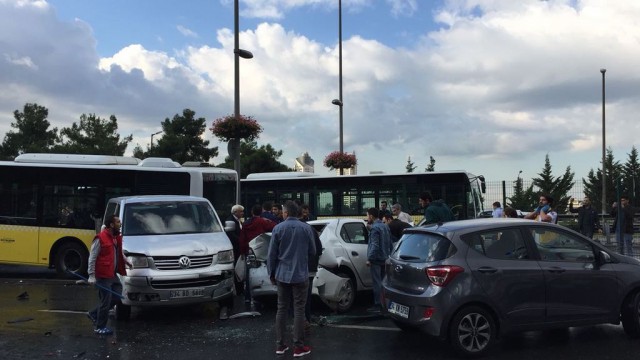 ŞEMSİYENİN BEDELİ AĞIR OLDU! METROBÜS SALDIRGANI ASIL ŞİMDİ YANDI..!