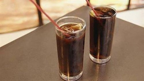 Şok Şok Şok!! Kolanın Rengini Bu Veriyor!!   Kola İçerken Bir Kez Daha Düşünün!!