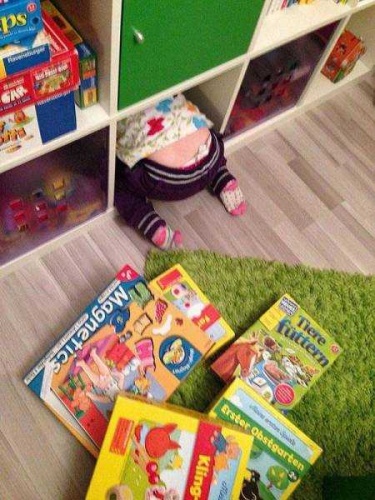 Saklambaç oynayan çocukların güldüren halleri