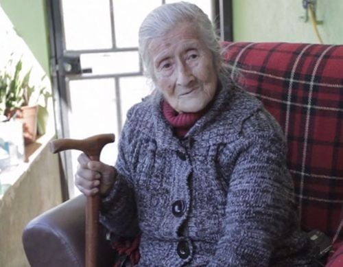 Bebeğini 60 Yıl Boyunca Karnında Taşıdı!!