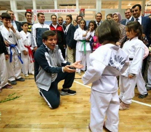 BAŞBAKAN AHMET DAVUTOĞLU DAYAK YEDİ..!