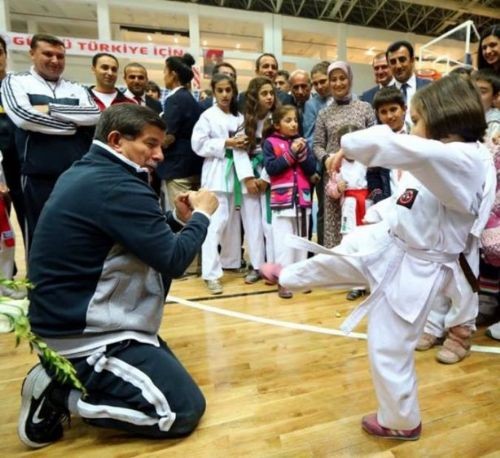 BAŞBAKAN AHMET DAVUTOĞLU DAYAK YEDİ..!
