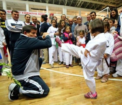 BAŞBAKAN AHMET DAVUTOĞLU DAYAK YEDİ..!