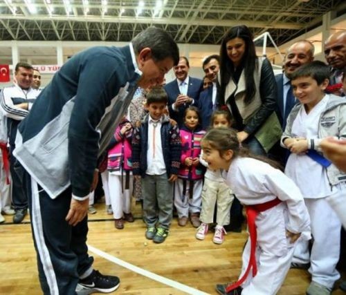 BAŞBAKAN AHMET DAVUTOĞLU DAYAK YEDİ..!