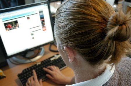 Sevgiliniz yada eşiniz facebook kullanıyorsa dikkat!