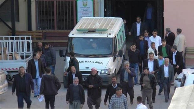 SERVİS ŞOFÖRÜ TAŞIDIĞI ÖĞRENCİNİN ANNESİNİ GÖZLERİ ÖNÜNDE...