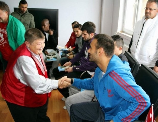 YEŞİLÇAM'IN SEVİLEN İSMİ İÇLER ACISI HALDE!!BİR ZAMANLARIN SEVİLEN İSMİYDİ!!