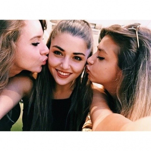 HANDE ERÇEL’İN KIZ KARDEŞİNİ HEPİMİZ TANIYORDUK… FAKAT KARDEŞ OLDUKLARINI ÖĞRENİNCE BİZ BİLE ŞOK OLDUK!