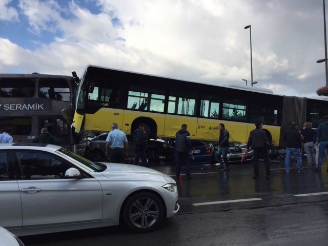 ŞEMSİYENİN BEDELİ AĞIR OLDU! METROBÜS SALDIRGANI ASIL ŞİMDİ YANDI..!