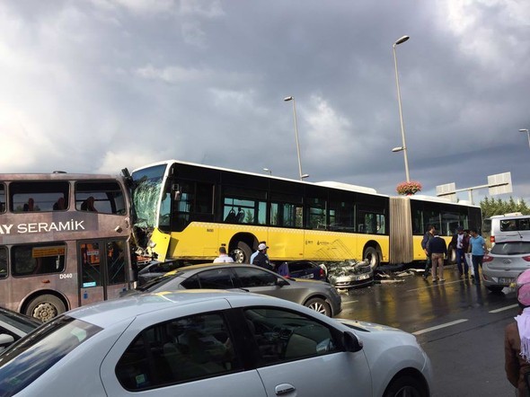 METROBÜS ŞOFÖRÜNE ŞEMSİYEYLE SALDIRAN ŞAHIS BAKIN KİM ÇIKTI! ŞOK OLACAKSINIZ..!