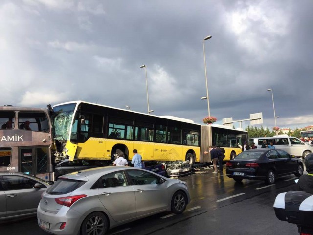 ŞEMSİYENİN BEDELİ AĞIR OLDU! METROBÜS SALDIRGANI ASIL ŞİMDİ YANDI..!