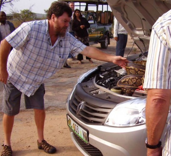 MOTORDAN SES GELİYOR DİYE KENARA ÇEKTİ... KAPUTU AÇTIĞINDA ŞOK OLUP, BAYILDI...