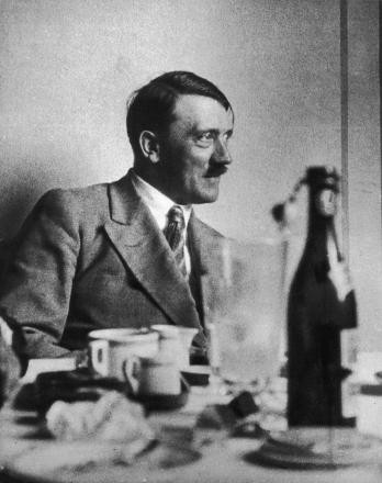 Hitler, bıyığını neden kesmiyordu? İşte Hitler hakkında bilinmeyen 15 gerçek !