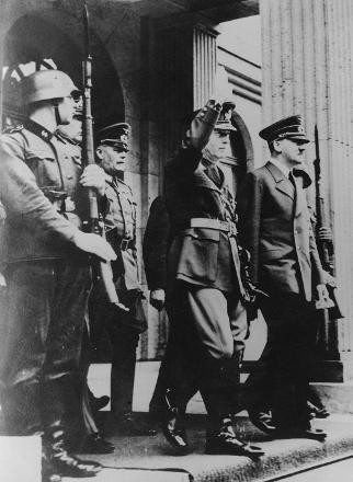 Hitler, bıyığını neden kesmiyordu? İşte Hitler hakkında bilinmeyen 15 gerçek !