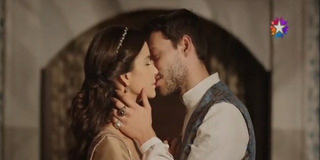 Beren Saat oyuncu kadrosuna girmesiyle birlikte ortalığı kasıp kavurması bir oldu!