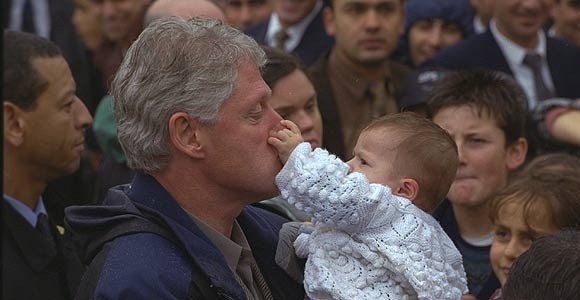 Bill Clinton'un Burnunu Sıkan O Bebeği Şimdi Görenler Şaşırıyor!