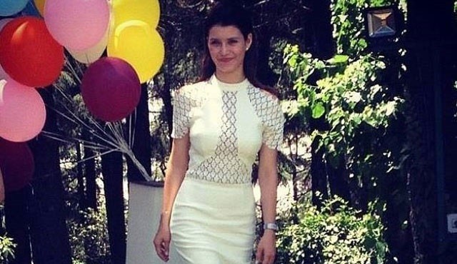 Beren Saat Yüzüğünü Çıkardı! Kimse Bunu Beklemiyordu..