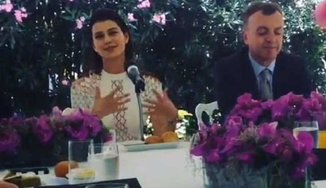 Beren Saat Yüzüğünü Çıkardı! Kimse Bunu Beklemiyordu..