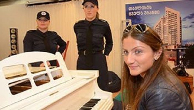 DÜNYA ÜZERİNDE BİR İLK YAŞANDI. O SES YARIŞMASINA MAHKUM ARABASIYLA KATILDI!