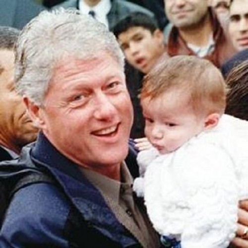 Bill Clinton'un Burnunu Sıkan O Bebeği Şimdi Görenler Şaşırıyor!
