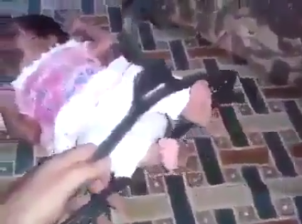 KAN DONDURAN OLAY! SEN İNSAN MISIN!! KÜÇÜK BEBEĞE YAPTIKLARINA BAKIN! ASKILIĞI AYAĞINA TAKTI VE...