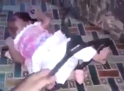 KAN DONDURAN OLAY! SEN İNSAN MISIN!! KÜÇÜK BEBEĞE YAPTIKLARINA BAKIN! ASKILIĞI AYAĞINA TAKTI VE...