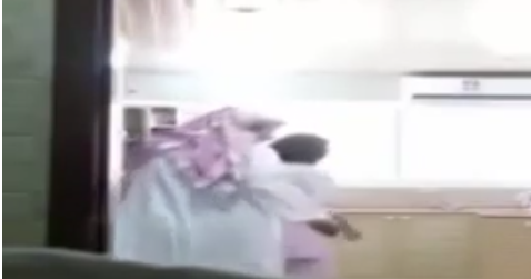 MUTFAKTA HİZMETÇİSİNİ ZORLA ... BU GÖRÜNTÜLER ŞOKE EDİYOR!!