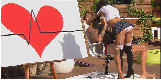 Kimin Eli Kimin Cebinde Belli Olmayan ve Aleni Seks Yapılan İngiltere'nin Kısmetse Olur Programı: Love Island