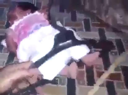 KAN DONDURAN OLAY! SEN İNSAN MISIN!! KÜÇÜK BEBEĞE YAPTIKLARINA BAKIN! ASKILIĞI AYAĞINA TAKTI VE...