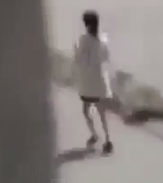 İnsanlara Aldırış Etmeden Herkesin İçinde