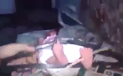 KAN DONDURAN OLAY! SEN İNSAN MISIN!! KÜÇÜK BEBEĞE YAPTIKLARINA BAKIN! ASKILIĞI AYAĞINA TAKTI VE...