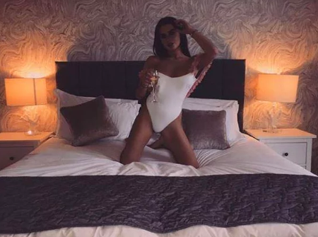 Bu Yıl Fotoğraflarda Çok Daha Fit Görüneceksiniz! İşte Ünlü İsimlerin Yeni Tutkusu "Straddle" Pozu