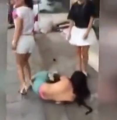 ÖNCE SOYDULAR SONRA DÖVDÜLER! İŞTE O GÖRÜNTÜLER...