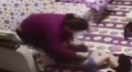 Üvey anne dehşetini Baba'nın eve yerleştirdiği kamera kaydetti ! İşte o görüntüler...