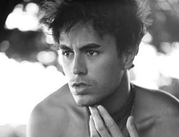 Yakışıklı ve Seksi Olmanın Kitabını Baştan Yazarak Erkeklerin Bile Kafasının Karışmasına Sebep Olacak Bir Adam: Enrique Iglesias