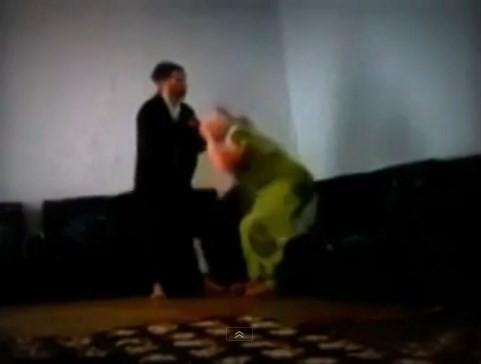 DUL KADINA YARDIM İÇİN DUA EDİP ÜFLEYEN HOCA...