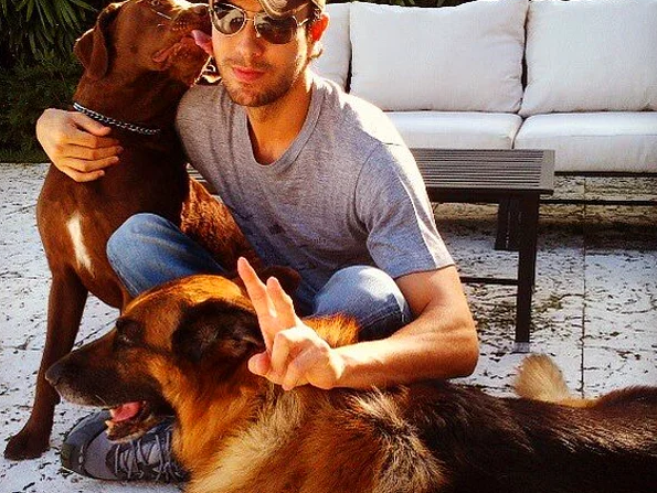 Yakışıklı ve Seksi Olmanın Kitabını Baştan Yazarak Erkeklerin Bile Kafasının Karışmasına Sebep Olacak Bir Adam: Enrique Iglesias