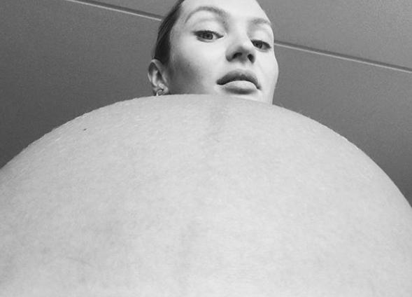 Victoria's Secret Modeli Candice Swanepoel, Doğum Sonrası Göbeğine Gelen Eleştirilere Kapak Gibi Cevap Verdi!