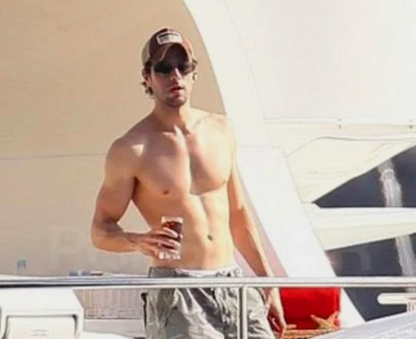 Yakışıklı ve Seksi Olmanın Kitabını Baştan Yazarak Erkeklerin Bile Kafasının Karışmasına Sebep Olacak Bir Adam: Enrique Iglesias