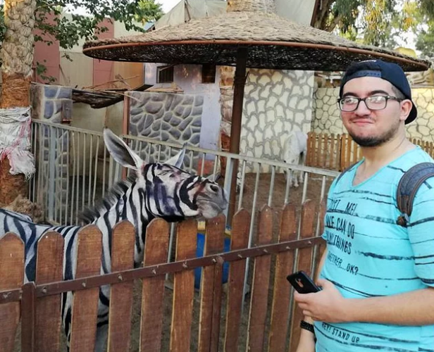 Eşeği Zebra Gibi Görünmesi İçin Siyah Beyaz Çizgilerle Boyayıp Sergileyen Hayvanat Bahçesi