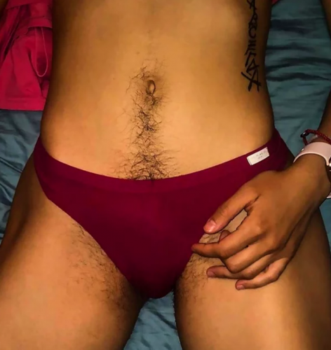 Koltuk Altı ve Bikini Bölgesindeki Kılları Göstererek Vücuduyla Gurur Duyduğunu Cümle Aleme Gösteren Ukraynalı Şarkıcı