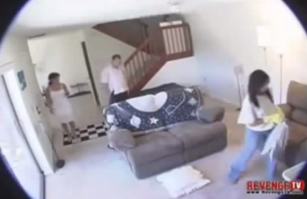 Kocasını işe yollayıp evdeki hizmetci ile...