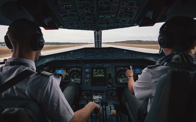 Pilotlar Arasındaki Liseli Atışması Kuleye Yansıdı: 'Görüşelim Canım, Çıkışa Gel'