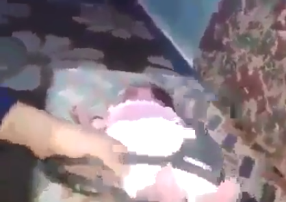 KAN DONDURAN OLAY! SEN İNSAN MISIN!! KÜÇÜK BEBEĞE YAPTIKLARINA BAKIN! ASKILIĞI AYAĞINA TAKTI VE...