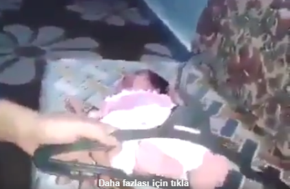 KAN DONDURAN OLAY! SEN İNSAN MISIN!! KÜÇÜK BEBEĞE YAPTIKLARINA BAKIN! ASKILIĞI AYAĞINA TAKTI VE...