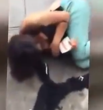 ÖNCE SOYDULAR SONRA DÖVDÜLER! İŞTE O GÖRÜNTÜLER...