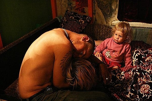 Uyuşturucu Bağımlısı Anne ve Babayla Yaşayan Çocuğun Yürek Burkan Hikayesi..