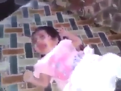 KAN DONDURAN OLAY! SEN İNSAN MISIN!! KÜÇÜK BEBEĞE YAPTIKLARINA BAKIN! ASKILIĞI AYAĞINA TAKTI VE...
